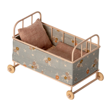  Lit Maileg micro en métal rose poudré avec matelas et oreiller – mobilier miniature pour souris et lapins