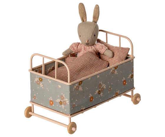Lit Maileg micro en métal rose poudré avec matelas et oreiller – mobilier miniature pour souris et lapins