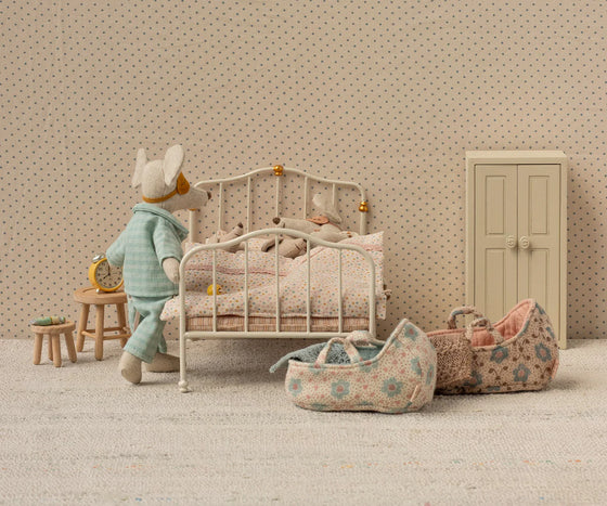 Lit vintage miniature blanc Maileg avec parure en coton fleuri pour maison de poupée