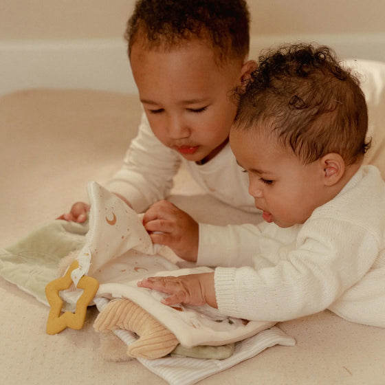 livre d’activités tissu bébé Little Dutch Newborn lapin et oie
