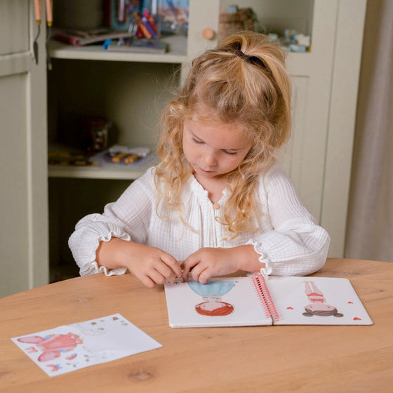 Livre "Habille moi" Rosa & Friends, Little Dutch.