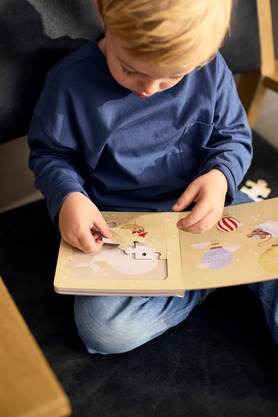 Livre puzzle Dreamy Adventurers Filibabba avec illustrations poétiques d’animaux et montgolfières