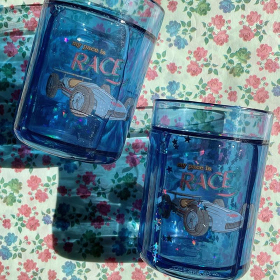 Lot de 2 gobelets bleus à paillettes motif voiture de course Konges Slojd