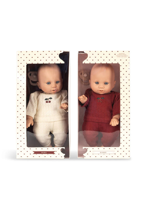 Lot de 2 poupées Bobo & Bobbie en tenues tricot avec tétines – Konges Sløjd