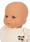 Ma première mini poupée Cherry Konges Sløjd avec tenue en coton et certificat de naissance