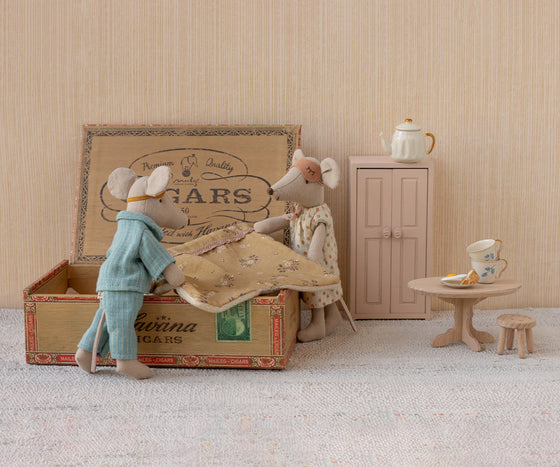 Maman et Papa Souris Maileg dans leur boîte à cigares – poupées en tissu au lit