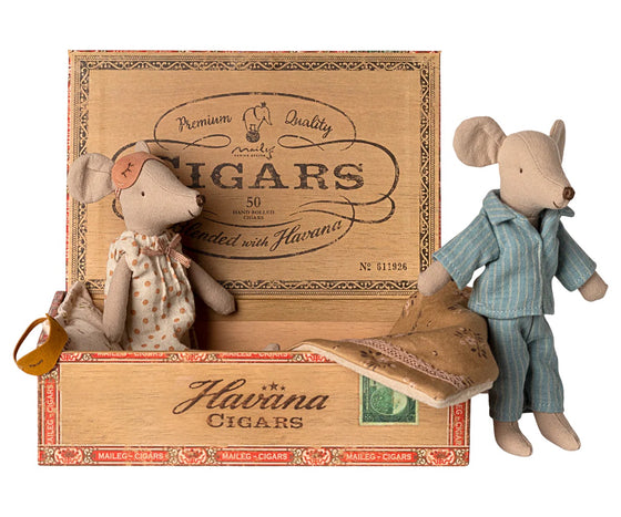 Maman et Papa Souris Maileg dans leur boîte à cigares – poupées en tissu au lit