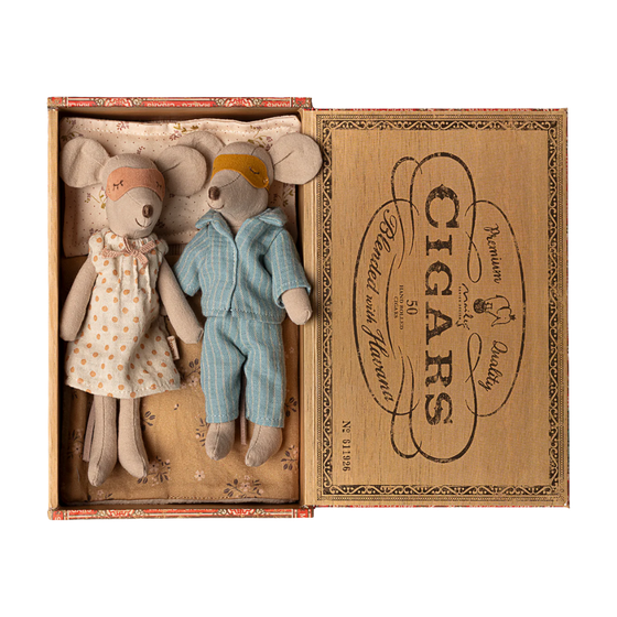 Maman et Papa Souris Maileg dans leur boîte à cigares – poupées en tissu au lit