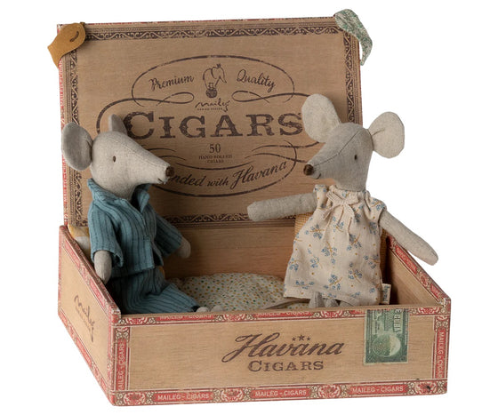 Maman et papa souris dans leur boite à cigares Maileg.