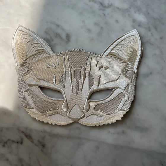 Masque brodé déguisement chat blanc Ratatam pour enfants.