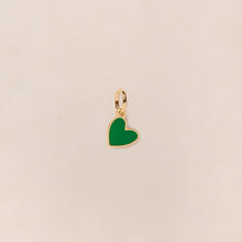  Médaillon coeur Manon en émail vert et laiton doré à l'or fin 24 carats, Emoi Emoi.