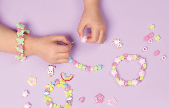 Coffret Auzou Mes Premiers Bijoux Licornes – perles pastel et charms licorne pour enfants dès 3 ans