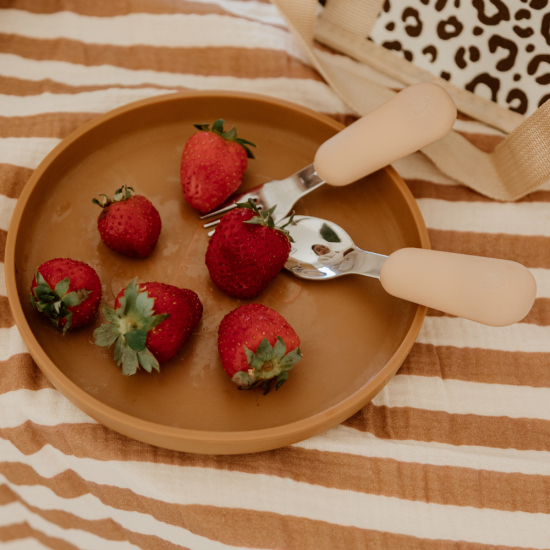 Set de couverts bébé en silicone couleur nougat – Atelier Wagram (+12 mois)