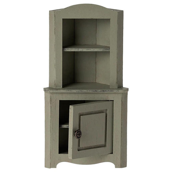 Mini armoire d'angle vert clair pour lapins et souris Maileg.