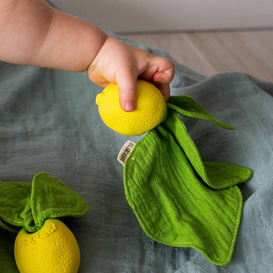 Mini doudou en forme de citron en caoutchouc naturel, marque Oli & Carol.