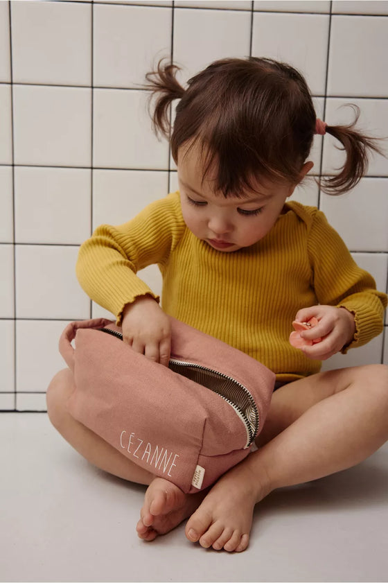 petite trousse de toilette mini Paulette personnalisable bois de rose Petit Picotin – format mini idéal pour bébé et maman