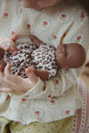 Mini poupée Leo Konges Sløjd avec robe imprimé léopard
