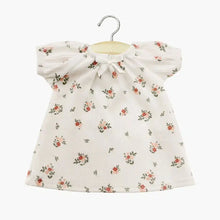  Chemise de nuit "Sabrina" pour poupée Gordis de Minikane, confectionnée en maille côtelée écru avec imprimé petites fleurs. Modèle à manches courtes avec col froncé et petit nœud décoratif. Accessoire idéal pour habiller un poupon avec douceur et élégance.