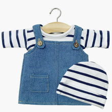  Ensemble vêtements poupée Minikane : robe salopette en jean avec marinière à rayures bleu marine et bonnet assorti. Idéal pour habiller les poupées Gordis.