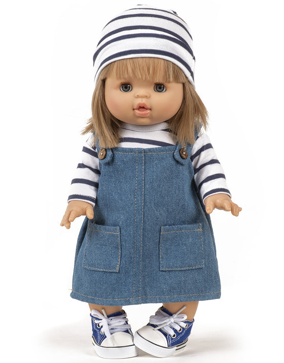 Ensemble vêtements poupée Minikane : robe salopette en jean avec marinière à rayures bleu marine et bonnet assorti. Idéal pour habiller les poupées Gordis.