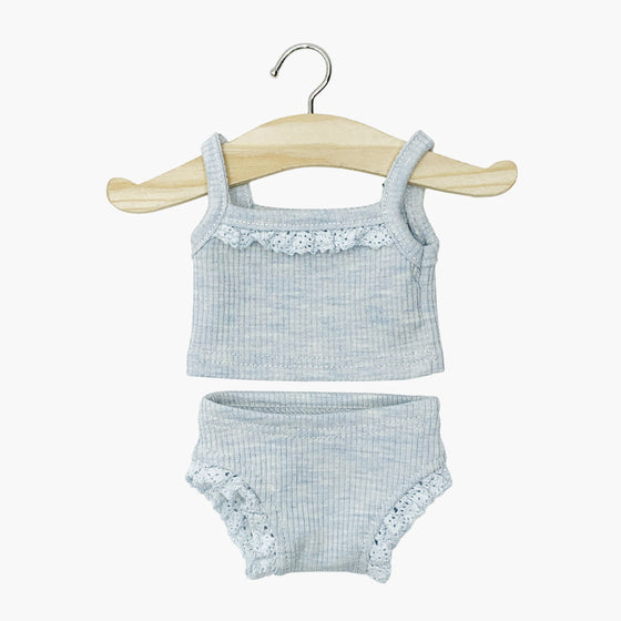 Ensemble dessous fille pour poupée Gordis de Minikane, confectionné en maille côtelée bleu chiné. Composé d’un top à bretelles avec volants et d’une culotte assortie à finitions dentelle. Accessoire tendance pour habiller un poupon avec style.