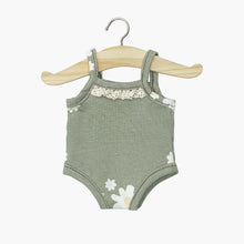  Body à bretelles "Marguerites" pour poupée Gordis de Minikane, confectionné en jersey vert kaki avec imprimé fleurs blanches et détail dentelle. Modèle confortable et élégant, parfait pour habiller un poupon avec douceur et style. Accessoire idéal pour enrichir la garde-robe des poupées.