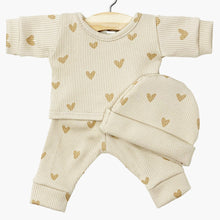  Pyjama "Morgan" et bonnet assorti pour poupée Gordis de Minikane, confectionné en maille côtelée beige avec imprimé petits cœurs. Ensemble confortable et élégant, idéal pour habiller un poupon et enrichir sa garde-robe. Accessoire parfait pour les jeux d’imitation.