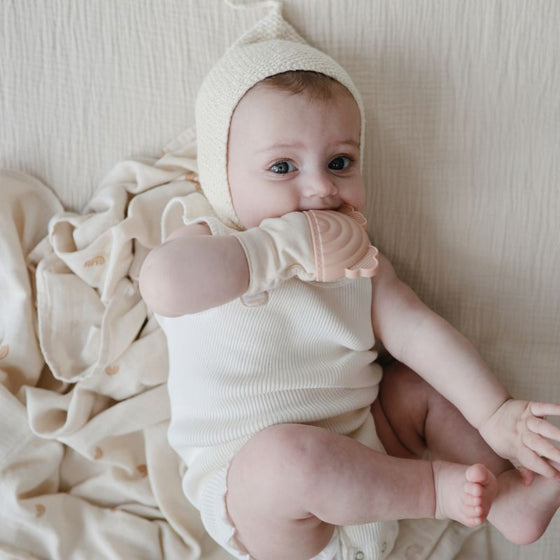 Mitaine de dentition bébé Mushie Rainbow rose poudré en silicone alimentaire