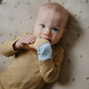 Mitaine de dentition bébé Mushie Sunshine jaune et bleu en silicone alimentaire