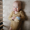 Mitaine de dentition bébé Mushie Sunshine jaune et bleu en silicone alimentaire