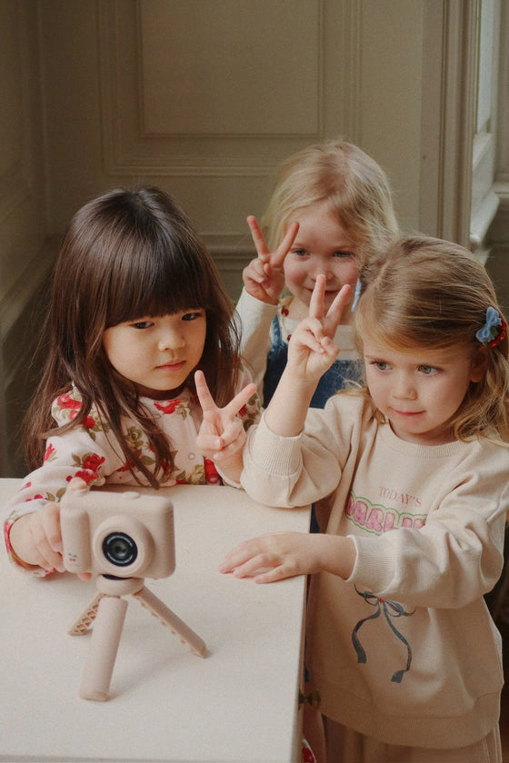 Appareil photo enfant avec trépied motif cerises – Mon premier appareil photo Konges Slojd