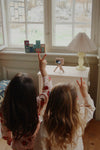 Appareil photo enfant avec trépied motif cerises – Mon premier appareil photo Konges Slojd