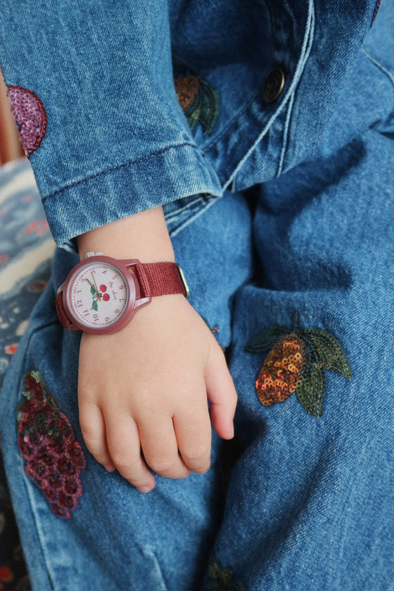 Montre enfant rouge foncé apprentissage de l’heure – motif cerise Konges Slojd