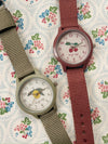 Montre enfant rouge foncé apprentissage de l’heure – motif cerise Konges Slojd