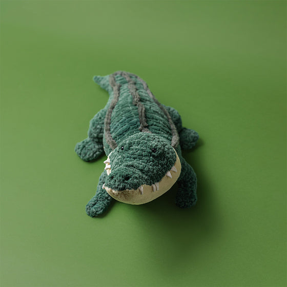 Peluche crocodile Allexi Alligator Jellycat verte posée au sol