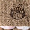 Peluche marshmallow chocolat avec deux visages souriants et biscuits