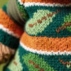 Peluche ours avec pull vert rayé et sac à dos style aventurier