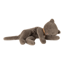  Peluche chaton endormi gris Maileg avec collier en cuir et pelage doux