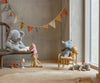 Peluche chaton endormi gris Maileg avec collier en cuir et pelage doux