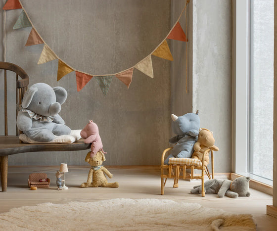 Peluche chaton endormi gris Maileg avec collier en cuir et pelage doux