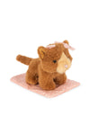 Peluche chat Take Care of Me Konges Sløjd avec caisse de transport rose et crème