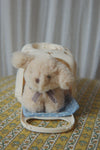 Peluche chien Take Care of Me Konges Sløjd avec caisse de transport bleue et crème