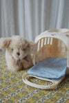 Peluche chien Take Care of Me Konges Sløjd avec caisse de transport bleue et crème