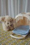 Peluche chien Take Care of Me Konges Sløjd avec caisse de transport bleue et crème
