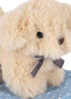 Peluche chien Take Care of Me Konges Sløjd avec caisse de transport bleue et crème