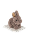 Peluche lapin Take Care of Me Konges Sløjd avec caisse de transport crème