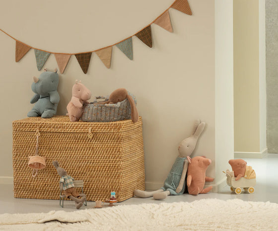 Peluche hippopotame rose en lin avec jupe Maileg Safari Friends
