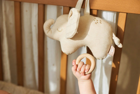 Peluche musicale éléphant beige Jollein avec anneau en bois – jouet d’éveil et déco chambre bébé