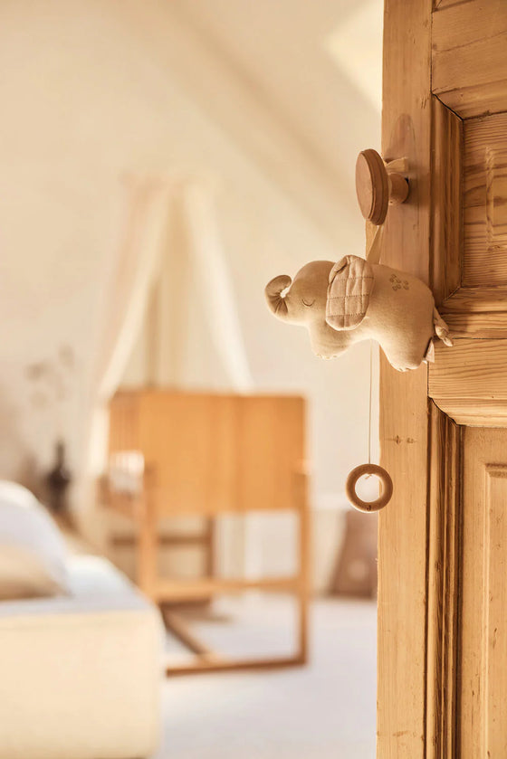 Peluche musicale éléphant beige Jollein avec anneau en bois – jouet d’éveil et déco chambre bébé
