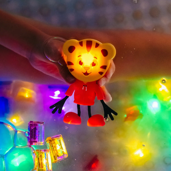 Jouet lumineux Daniel Tigre Glo Pals avec 2 cubes sensoriels activés par l’eau